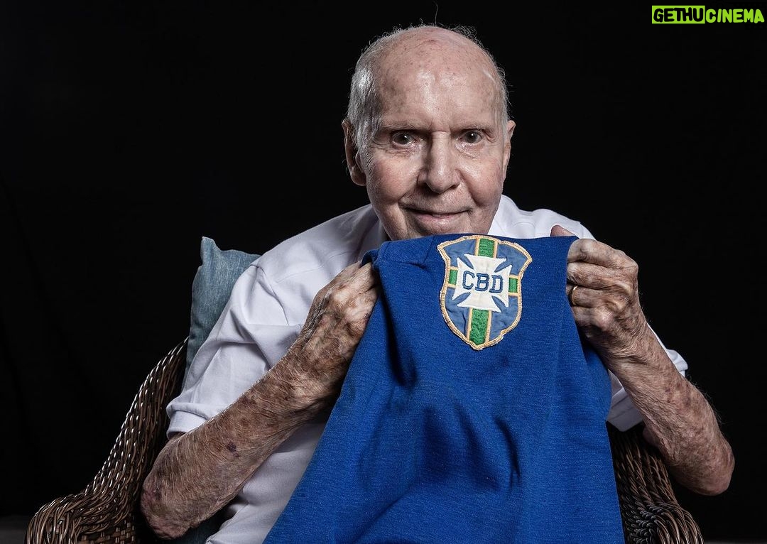 Ronaldo - 506.9K Likes - Zagallo tem um significado enorme na minha vida e carreira, mas sua grandeza transcende as relações interpessoais. O que ele representa para o mundo, para o esporte e para o país é de uma dimensão tão fora do comum que, hoje, com a sua partida, muitos falarão em fim de uma era. Direi diferente: sua era é eterna. Zagallo Eterno tem 13 letras.
O Velho Lobo é o último dos campeões do mundo de 1958 a nos deixar; o último de uma geração que colocou o Brasil no mapa do futebol; o único tetracampeão mundial. Sorte a nossa que teve de engolir essa lenda e aprender com sua paixão pela Seleção Brasileira o verdadeiro sentido da amarelinha. Sorte a minha que tive a sua direção em campo - sem dúvida alguma, meu melhor técnico - e a sua mentoria para além das quatro linhas - Mario Jorge também foi um pai pra mim.
Sua trajetória é extraordinária. Seu legado é inigualável. São 92 anos de história e o que fica comigo é a lembrança da sua emoção em vida - intensa, expressiva, apaixonada -, em todos os momentos compartilhados.
Obrigado, mestre. Te amo. Descanse em paz.
