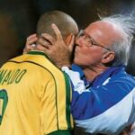 Ronaldo Instagram - Zagallo tem um significado enorme na minha vida e carreira, mas sua grandeza transcende as relações interpessoais. O que ele representa para o mundo, para o esporte e para o país é de uma dimensão tão fora do comum que, hoje, com a sua partida, muitos falarão em fim de uma era. Direi diferente: sua era é eterna. Zagallo Eterno tem 13 letras. O Velho Lobo é o último dos campeões do mundo de 1958 a nos deixar; o último de uma geração que colocou o Brasil no mapa do futebol; o único tetracampeão mundial. Sorte a nossa que teve de engolir essa lenda e aprender com sua paixão pela Seleção Brasileira o verdadeiro sentido da amarelinha. Sorte a minha que tive a sua direção em campo - sem dúvida alguma, meu melhor técnico - e a sua mentoria para além das quatro linhas - Mario Jorge também foi um pai pra mim. Sua trajetória é extraordinária. Seu legado é inigualável. São 92 anos de história e o que fica comigo é a lembrança da sua emoção em vida - intensa, expressiva, apaixonada -, em todos os momentos compartilhados. Obrigado, mestre. Te amo. Descanse em paz.