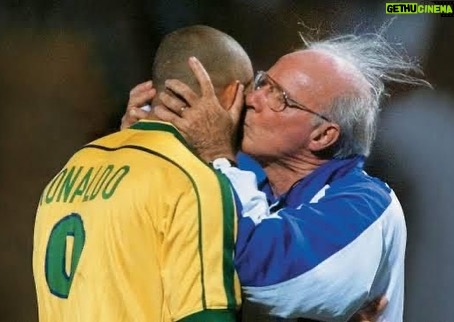 Ronaldo - 506.9K Likes - Zagallo tem um significado enorme na minha vida e carreira, mas sua grandeza transcende as relações interpessoais. O que ele representa para o mundo, para o esporte e para o país é de uma dimensão tão fora do comum que, hoje, com a sua partida, muitos falarão em fim de uma era. Direi diferente: sua era é eterna. Zagallo Eterno tem 13 letras.
O Velho Lobo é o último dos campeões do mundo de 1958 a nos deixar; o último de uma geração que colocou o Brasil no mapa do futebol; o único tetracampeão mundial. Sorte a nossa que teve de engolir essa lenda e aprender com sua paixão pela Seleção Brasileira o verdadeiro sentido da amarelinha. Sorte a minha que tive a sua direção em campo - sem dúvida alguma, meu melhor técnico - e a sua mentoria para além das quatro linhas - Mario Jorge também foi um pai pra mim.
Sua trajetória é extraordinária. Seu legado é inigualável. São 92 anos de história e o que fica comigo é a lembrança da sua emoção em vida - intensa, expressiva, apaixonada -, em todos os momentos compartilhados.
Obrigado, mestre. Te amo. Descanse em paz.