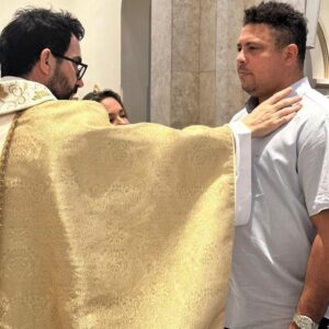 Ronaldo Instagram - Hoje é um dia muito especial. Fui batizado! 🙏🏾

A fé cristã sempre fez parte da minha vida de forma fundamental, desde a infância, embora eu não tivesse passado ainda pelo batismo.

Com o sacramento, me sinto verdadeiramente regenerado como filho de Deus - de um modo novo, mais consciente, mais profundo. 

Renovo o meu compromisso de seguir o caminho do bem, por livre e espontânea vontade, crendo no amor de Jesus, no amor solidário.

Muito obrigado, @pefabiodemelo, igreja de São José, padre Dom Oswaldo e queridos padrinhos Amilcar e Malu.