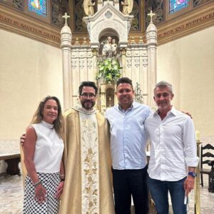Ronaldo Instagram - Hoje é um dia muito especial. Fui batizado! 🙏🏾

A fé cristã sempre fez parte da minha vida de forma fundamental, desde a infância, embora eu não tivesse passado ainda pelo batismo.

Com o sacramento, me sinto verdadeiramente regenerado como filho de Deus - de um modo novo, mais consciente, mais profundo. 

Renovo o meu compromisso de seguir o caminho do bem, por livre e espontânea vontade, crendo no amor de Jesus, no amor solidário.

Muito obrigado, @pefabiodemelo, igreja de São José, padre Dom Oswaldo e queridos padrinhos Amilcar e Malu.