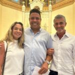 Ronaldo Instagram - Hoje é um dia muito especial. Fui batizado! 🙏🏾 A fé cristã sempre fez parte da minha vida de forma fundamental, desde a infância, embora eu não tivesse passado ainda pelo batismo. Com o sacramento, me sinto verdadeiramente regenerado como filho de Deus - de um modo novo, mais consciente, mais profundo. Renovo o meu compromisso de seguir o caminho do bem, por livre e espontânea vontade, crendo no amor de Jesus, no amor solidário. Muito obrigado, @pefabiodemelo, igreja de São José, padre Dom Oswaldo e queridos padrinhos Amilcar e Malu.