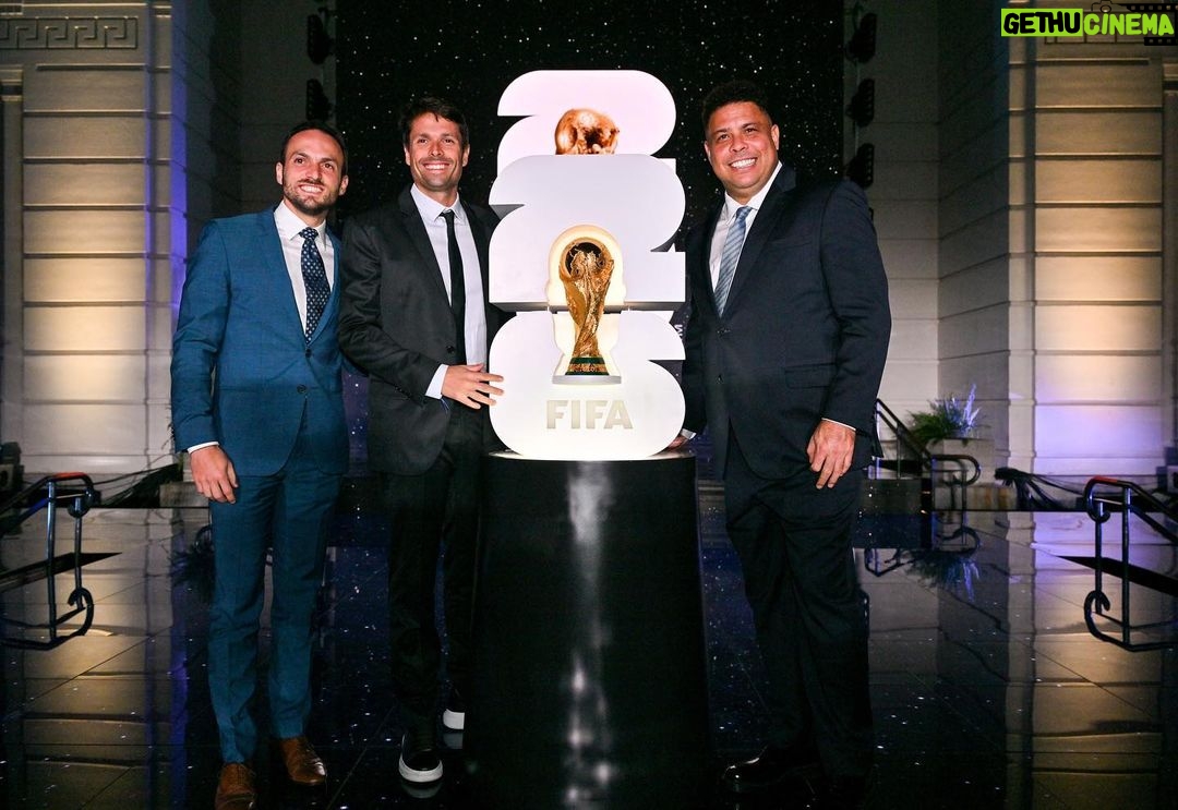 Ronaldo Instagram - Tive a honra de revelar a marca da Copa do Mundo da FIFA de 2026. Obrigado, @fifaworldcup e @gianni_infantino pelo convite. Podem ter certeza de que será mais um Mundial inesquecível. 🇺🇸🇲🇽🇨🇦 #weare2026 Griffith Observatory