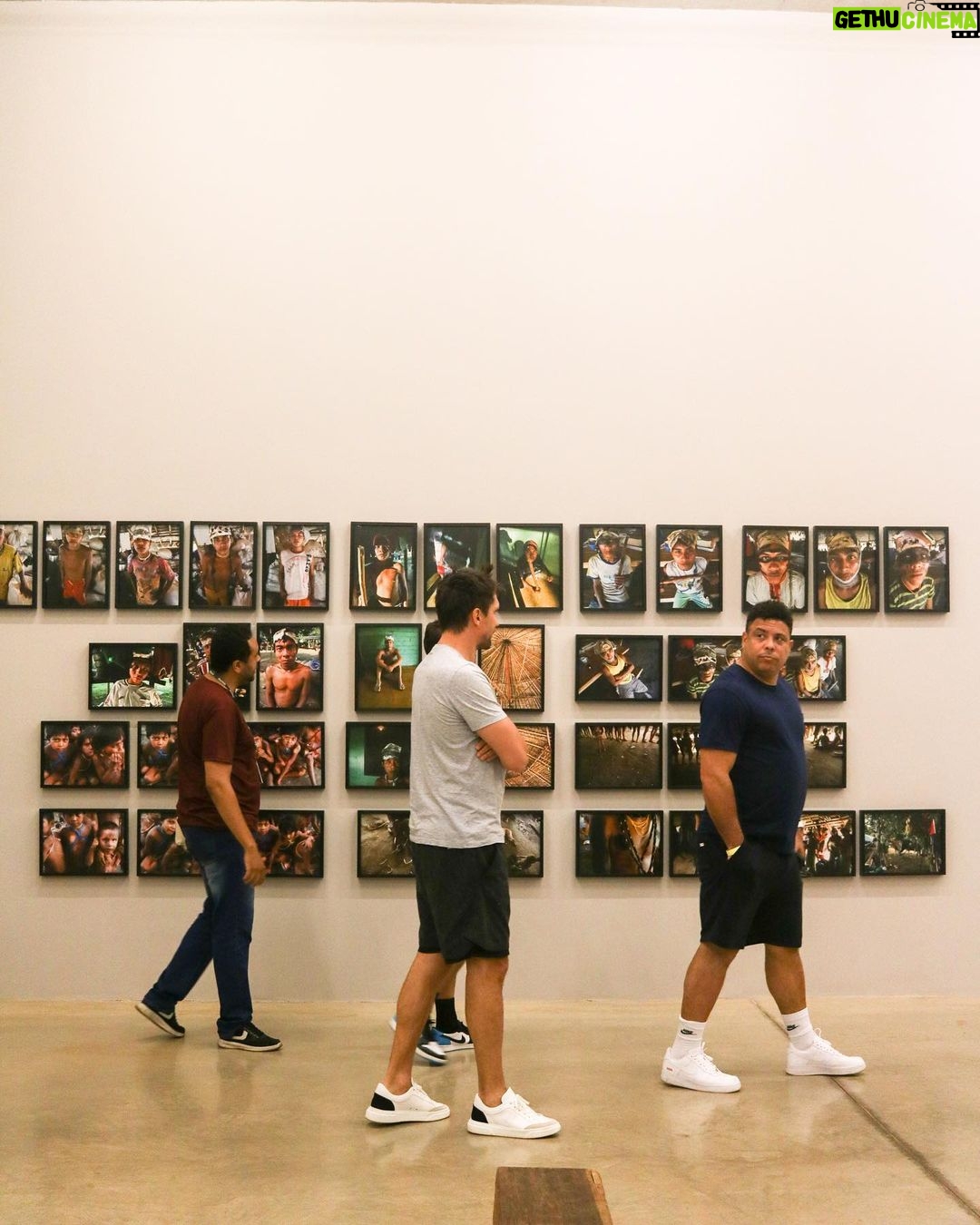 Ronaldo Instagram - Inhotim é cabuloso! Sempre especial ver o encontro da natureza com a arte. É importante demais facilitar o acesso à cultura no nosso país. Parabéns, Bernardo.