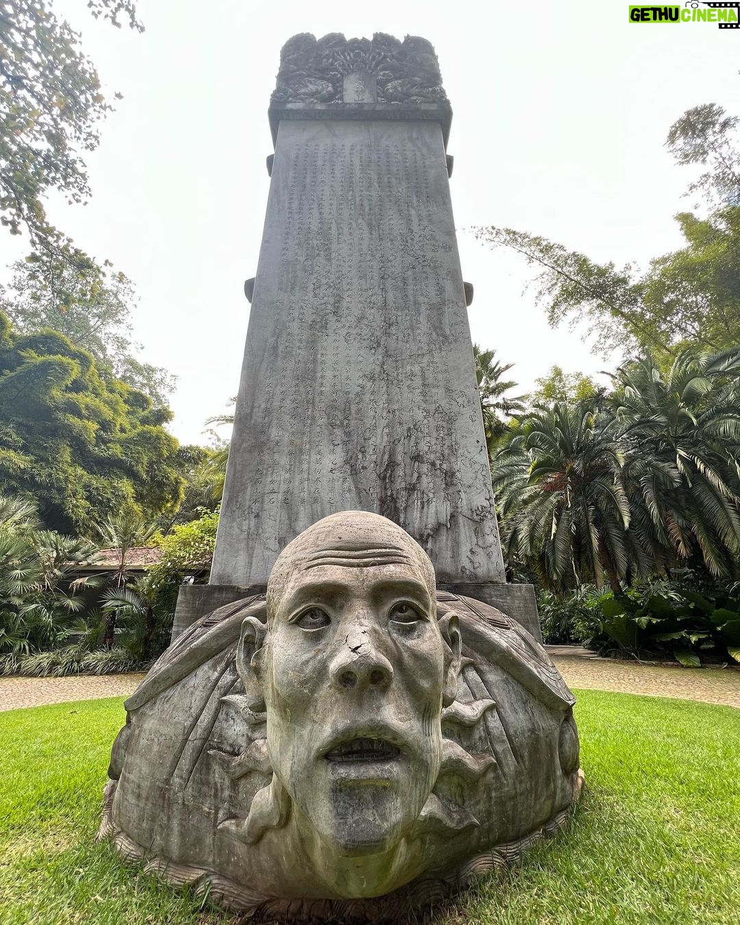 Ronaldo Instagram - Inhotim é cabuloso! Sempre especial ver o encontro da natureza com a arte. É importante demais facilitar o acesso à cultura no nosso país. Parabéns, Bernardo.