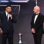 Ronaldo Instagram - Há quase 30 anos, essas cerimônias fazem parte da minha vida. A emoção que senti ontem, no entanto, foi única. Estar presente é sempre especial, mas, desde 2002, não sentia nada parecido. A honra de subir ao palco do #thebest para homenagear Pelé é tão grande quanto a de ser eleito o melhor do mundo. Um jogador muito à frente do seu tempo. Nos anos 50, já era moderno. Chutava com as duas pernas, saltava mais alto que os outros, fazia o controle orientado, gol de bicicleta, de cabeça, já pedalava e era extremamente inteligente. Um amigo querido. Presente em um dos momentos mais difíceis da minha vida - quando lesionei o joelho no ano 2000 - e também em um dos mais felizes - na conquista do Penta em 2002. Eu nunca vou esquecer daquele abraço. E o mundo nunca vai esquecer do seu talento. Não vai esquecer também que o rei do futebol é um homem preto. Um legado de representatividade à altura de sua genialidade. Temos muito a caminhar na luta antirracista com o que Pelé nos deixou. Dentro e fora de campo. Obrigado, Rei. 👑🖤 Obrigado por dividir comigo esse momento, Márcia Aoki. Obrigado pelo convite, @gianni_infantino. Parabéns pela noite inesquecível, @fifaworldcup.