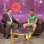 Ronaldo Instagram - A Copa do Mundo sempre marcou a minha vida. Na infância, era um sonho. Na juventude, o fio condutor da minha carreira. Passados 20 anos do Penta, minha relação com o torneio segue se reinventando a cada edição. Desta vez, minha estreia foi como streamer. A Copa do Catar é um marco no meu pós-carreira, em um ano igualmente emblemático da minha trajetória no mundo dos negócios. Nossa cobertura do Mundial’22 pela @ronaldotv - a que batizamos de Seleção Fenômeno - testemunhou a merecida coroação do gênio @leomessi; vibrou com o avanço de Marrocos - a primeira seleção africana em uma semifinal de Copa do Mundo; viu o francês @k.mbappe, aos 23 anos, chutar a porta de todos os recordes; presenciou o primeiro trio de arbitragem feminino em 92 anos de história; comemorou da arquibancada os gols mais bonitos da edição - de @neymarjr e @richarlison. Tudo isso (e muito mais) sob uma perspectiva humana e empática, que combinou resenha, entretenimento e análise crítica em formatos inovadores. Foi especial demais entrevistar nossos craques após os jogos. Da diversão com a Dança do Pombo à emoção com a pureza do @casemiro e o brilho nos olhos do @rodrygogoes. Trabalhamos incansavelmente para entregar conteúdo de qualidade - sem apelação, desrespeito ou ódio. Chegamos ao fim da Copa com a sensação de missão cumprida, ansiosos para a próxima convocação da Seleção Fenômeno. Muito obrigado a todos os creators do canal que somaram mais de 200 milhões de views em nossas plataformas durante o torneio (sem contar o que foi replicado pelos veículos da mídia tradicional e digital). Um agradecimento especial a você que assistiu e nos acompanhou nessa jornada multiplataforma. Estamos só começando! 2026 é logo ali.