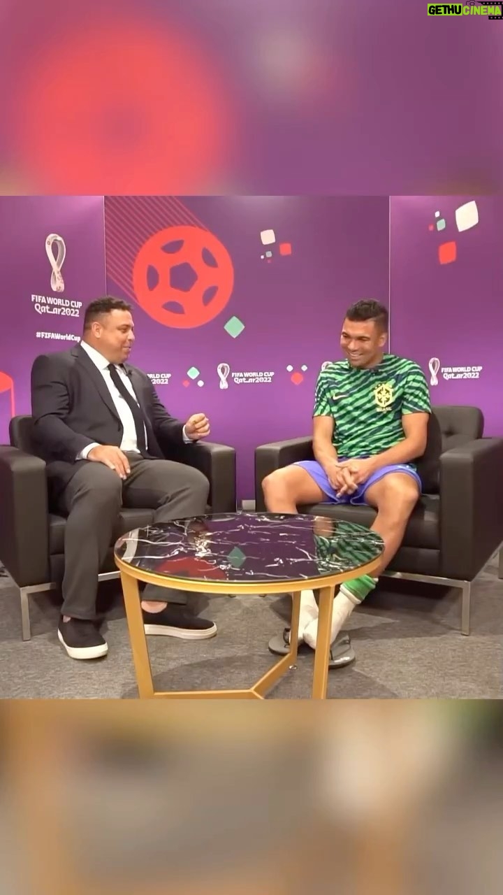 Ronaldo Instagram - A Copa do Mundo sempre marcou a minha vida. Na infância, era um sonho. Na juventude, o fio condutor da minha carreira. Passados 20 anos do Penta, minha relação com o torneio segue se reinventando a cada edição. Desta vez, minha estreia foi como streamer. A Copa do Catar é um marco no meu pós-carreira, em um ano igualmente emblemático da minha trajetória no mundo dos negócios. Nossa cobertura do Mundial’22 pela @ronaldotv - a que batizamos de Seleção Fenômeno - testemunhou a merecida coroação do gênio @leomessi; vibrou com o avanço de Marrocos - a primeira seleção africana em uma semifinal de Copa do Mundo; viu o francês @k.mbappe, aos 23 anos, chutar a porta de todos os recordes; presenciou o primeiro trio de arbitragem feminino em 92 anos de história; comemorou da arquibancada os gols mais bonitos da edição - de @neymarjr e @richarlison. Tudo isso (e muito mais) sob uma perspectiva humana e empática, que combinou resenha, entretenimento e análise crítica em formatos inovadores. Foi especial demais entrevistar nossos craques após os jogos. Da diversão com a Dança do Pombo à emoção com a pureza do @casemiro e o brilho nos olhos do @rodrygogoes. Trabalhamos incansavelmente para entregar conteúdo de qualidade - sem apelação, desrespeito ou ódio. Chegamos ao fim da Copa com a sensação de missão cumprida, ansiosos para a próxima convocação da Seleção Fenômeno. Muito obrigado a todos os creators do canal que somaram mais de 200 milhões de views em nossas plataformas durante o torneio (sem contar o que foi replicado pelos veículos da mídia tradicional e digital). Um agradecimento especial a você que assistiu e nos acompanhou nessa jornada multiplataforma. Estamos só começando! 2026 é logo ali.