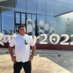 Ronaldo Instagram - A cada quatro anos, somos tocados pelo evento mais incrível do planeta. Há quase um século, a Copa do Mundo tem a extraordinária capacidade de forjar reis, deuses, magos e histórias que serão contadas e recontadas por várias gerações. Vai muito além do entretenimento: o futebol é um potente instrumento de paz e a Copa, com a “cultura do encontro”, proporciona reflexões valiosas sobre as relações e diferenças entre os povos. Acredito genuinamente que o Mundial pode plantar sementes de grandes transformações. Pessoalmente, é como me sinto: com novos saberes, ideias, percepções, ponderações e perspectivas germinando. Já vivi todas as emoções no campo e posso dizer que, fora dele, a bagagem que volta com a gente também é imensa - cabe a nós o cultivo e a colheita. Da edição mais compacta de todos os tempos, levo as lembranças de tantos momentos épicos nos estádios monumentais e tecnológicos - tecnologia, aliás, foi ponto alto da Copa no Catar. Levo as palavras de Morgan Freeman na cerimônia de abertura espetaculosa e surpreendente - “Todos são bem-vindos. Esse é um convite para todo o mundo.” E as surpresas positivas não param por aí. O primeiro país do Oriente Médio a sediar um Mundial nos deu uma verdadeira aula de mobilidade urbana, com um sistema de transporte inovador, sustentável e gratuito. Por falar em sustentabilidade, mais uma aula que a gente leva para o mundo dos negócios: o Estádio 974, composto por 974 containers, que foi palco da goleada do Brasil sobre a Coreia do Sul - ao fim da partida, teve início o processo de desmontagem das estruturas modulares que reduzem o custo da construção e da manutenção bem como possibilitam que o material seja reutilizado. Que as portas que se abriram para receber o torneio (com mais de um milhão de turistas) não se fechem agora. Deixo aqui o meu agradecimento aos anfitriões árabes por essa edição histórica.