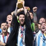 Ronaldo Instagram - O futebol deste cara joga pra escanteio qualquer rivalidade - até mesmo a histórica entre Brasil e Argentina. Vi muito brasileiro - e gente do mundo inteiro - torcendo por @leomessi nesta final eletrizante. Uma despedida à altura do gênio que, muito além de craque da Copa, capitaneou uma era. Imagino a festa no céu do meu amigo Diego. Aqui, somos milhões de todas as nacionalidades a te aplaudir de pé. Parabéns, Messi!