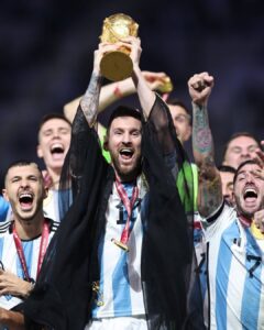 Ronaldo Instagram - O futebol deste cara joga pra escanteio qualquer rivalidade - até mesmo a histórica entre Brasil e Argentina. Vi muito brasileiro - e gente do mundo inteiro - torcendo por @leomessi nesta final eletrizante. Uma despedida à altura do gênio que, muito além de craque da Copa, capitaneou uma era. Imagino a festa no céu do meu amigo Diego. Aqui, somos milhões de todas as nacionalidades a te aplaudir de pé. Parabéns, Messi!