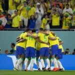 Ronaldo Instagram - Vocês uniram o Brasil novamente. Foi lindo ver o país (quase) inteiro deixar as diferenças de lado pra vibrar com o nosso futebol. Sorrimos juntos, choramos juntos - estamos com vocês. Eu e quem enxerga o atleta além da bola; quem sabe - por experiência ou por simplesmente se colocar no lugar do outro - como pesa a expectativa de mais de 200 milhões de brasileiros; quem já se sentiu pressionado, subestimado e desacreditado por comparações que põem em xeque o seu talento nos momentos mais difíceis; quem conhece o ponto de partida desfavorável e o caminho íngrime percorrido desde a infância pra chegar tão longe; quem reconhece que ninguém sonhava mais que vocês em levantar a taça do hexa. Recebam meu carinho, respeito e abraço. Entendam também que vão me perguntar e, como ex-jogador, não posso fingir que não vi nada de errado. Discordo profundamente, porém, de quem acha que o erro tá na dança, no brinco, no cabelo ou no pandeiro. As mudanças de comportamento entre gerações são naturais. Na mesma partida em que fomos eliminados, @neymarjr igualou o rei @pele como maior artilheiro da seleção brasileira - um recorde estabelecido há 60 anos. Como negar o brilho, a competência e a grandiosidade de vocês que são os novos ídolos das nossas crianças? Falhamos sim do ponto de vista técnico. E eu sei que vocês sabem: é legítimo que o torcedor esteja decepcionado nesse momento. Vocês também estão. Mérito do adversário, claro, mas tenho certeza que vocês sabem onde erraram. Dói em todo mundo. Dói muito mais em vocês. Ainda assim, é do jogo, é do esporte e é da vida. O erro. A frustração. O gosto amargo da derrota. O “quase”. A grande oportunidade que escapa das mãos. O tropeço que nos derruba tão perto de realizar o maior sonho - alguns não terão essa chance de novo, eu sei. Mas o futebol é uma escola cheia de lições extraordinárias que levamos pra fora das quatro linhas e saber perder é o que faz de nós verdadeiros atletas. Cair e levantar. Continuar. Recomeçar. Amadurecer. Reinventar. Diferenciar os limites que precisamos respeitar dos que podemos superar. [continua nos comentários]