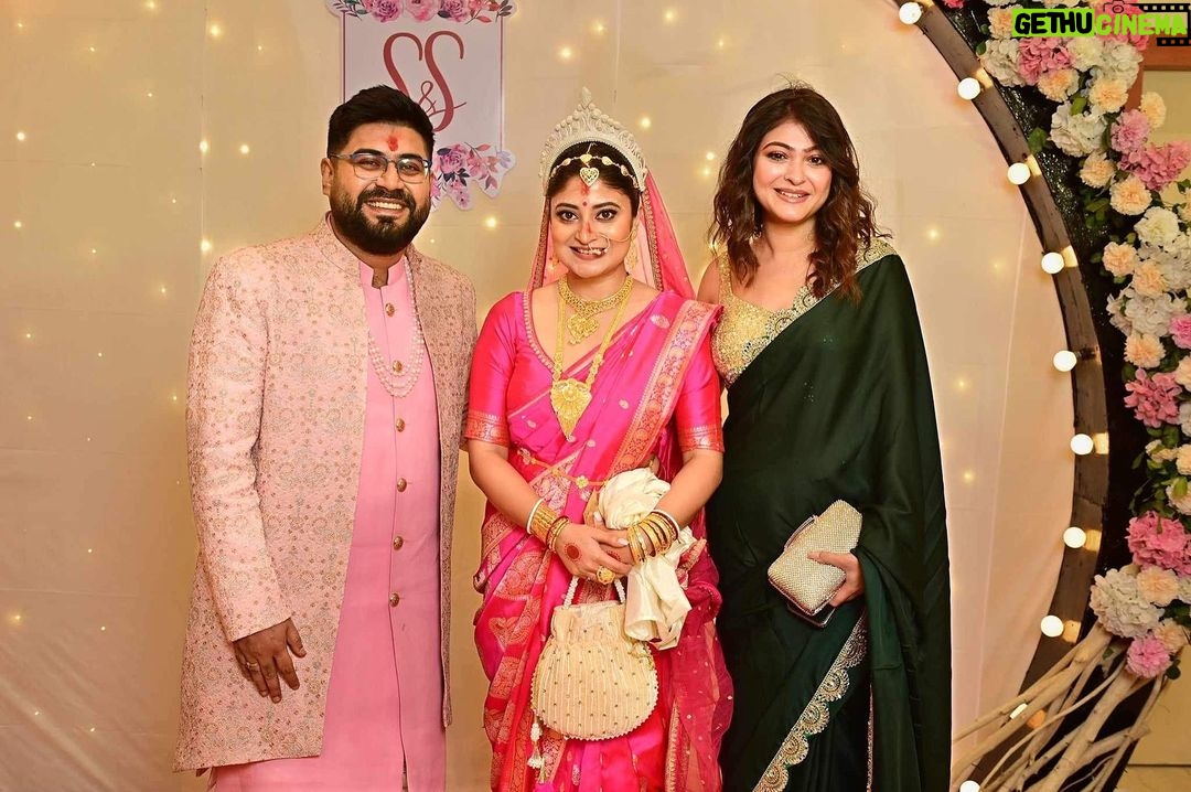 Rooqma Ray - 37K Likes - Here’s to a long and happy marriage!
@sandiptasen
@soumyamukerji_
#wedding #friend #weddingseason #beautifulcouple #newlyweds #insta #instagram #instafashion #saree #sareelove #sandipta #rooqmaray