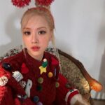 Rosé Instagram - ‘twas a holly jolly christmas after all 🎁