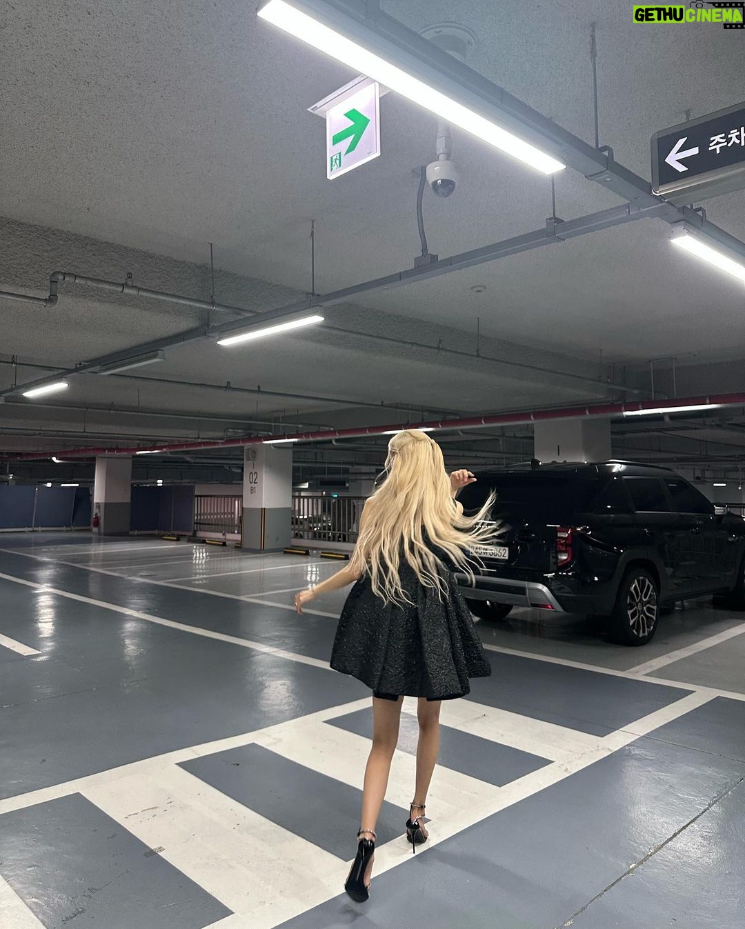 Rosé Instagram - great minds think alike wink wink 🖤