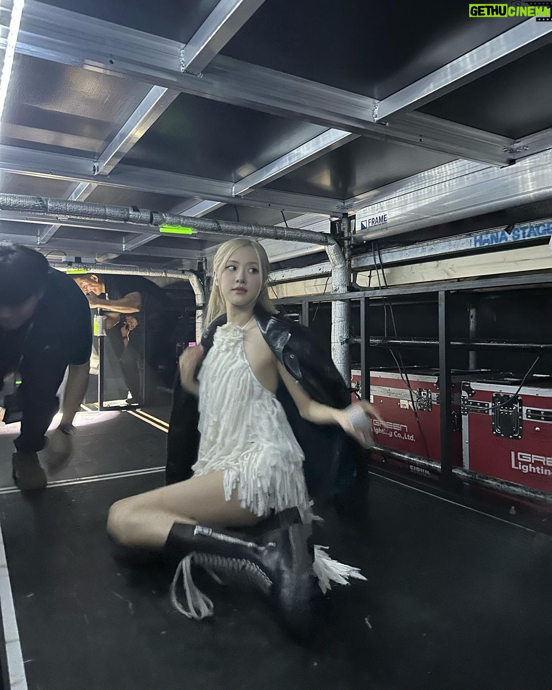 Rosé Instagram - ♡ BORN PINK FINALE IN SEOUL ♡ 작년 9월에 서울에서 본핑크 투어를 시작했는데 이렇게 1년 만에 다시 서울로 돌아와 공연을 마칠 수 있어서 너무 행복한것 같아요. 사실 서울에서 첫곡 끝내고 ‘저희 1년만에 서울에 드디어 돌아왔어요!’라는 말을 하고 눈물이 날 줄은 몰랐는데 외출하고 ‘잘다녀왔습니다’ 같은 느낌이더라고요..!!ㅎㅎㅎ 여러분들이 있어서 저희가 이렇게 전세계에서도 사랑을 받을 수 있었고 이렇게 많은 사람들 앞에서 공연할 수 있었던것같아요. 1년동안 기다려주셔서 정말 감사합니다! 사랑해요 블링크 그리고 1년동안 고생해준 투어 스텝분들 고생 많으셨습니다! 늘 보이지않는 곳에서도 고생해주셔서 너무 감사해요. 그리고 멤버들!! 정말 고생 많았어요. I’m super proud of us. Blackpink in you areeeaaaaaaa 🤍 Seoul, Korea