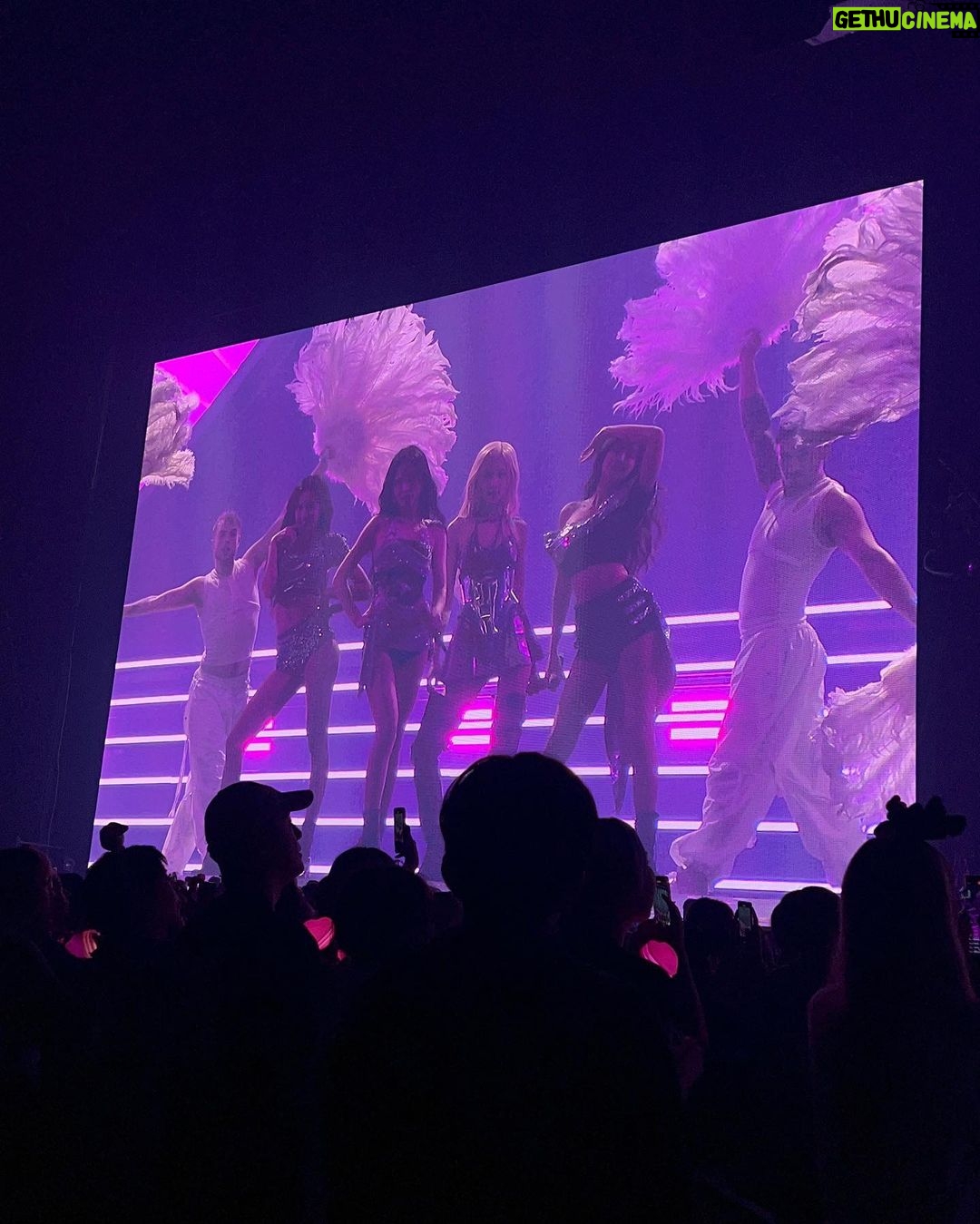 Rosé Instagram - ♡ BORN PINK FINALE IN SEOUL ♡ 작년 9월에 서울에서 본핑크 투어를 시작했는데 이렇게 1년 만에 다시 서울로 돌아와 공연을 마칠 수 있어서 너무 행복한것 같아요. 사실 서울에서 첫곡 끝내고 ‘저희 1년만에 서울에 드디어 돌아왔어요!’라는 말을 하고 눈물이 날 줄은 몰랐는데 외출하고 ‘잘다녀왔습니다’ 같은 느낌이더라고요..!!ㅎㅎㅎ 여러분들이 있어서 저희가 이렇게 전세계에서도 사랑을 받을 수 있었고 이렇게 많은 사람들 앞에서 공연할 수 있었던것같아요. 1년동안 기다려주셔서 정말 감사합니다! 사랑해요 블링크 그리고 1년동안 고생해준 투어 스텝분들 고생 많으셨습니다! 늘 보이지않는 곳에서도 고생해주셔서 너무 감사해요. 그리고 멤버들!! 정말 고생 많았어요. I’m super proud of us. Blackpink in you areeeaaaaaaa 🤍 Seoul, Korea