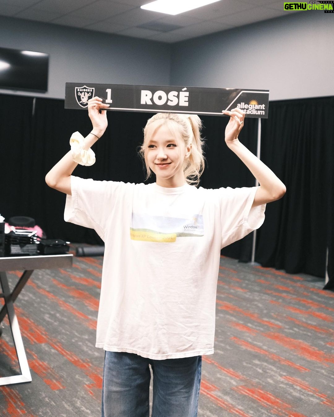 Rosé Instagram - 🖤City of lights🖤 What a dream to finally perform in this beautiful city. We love you Vegas Blinks from the bottom of our hearts. I cannot wait to be back to perform for you all again. 🖤🖤🖤🖤 Allegiant Stadium
