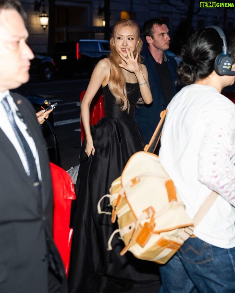 Rosé Instagram - Last night at the @sulwhasoo.official x @metmuseum event in NYC 🧡