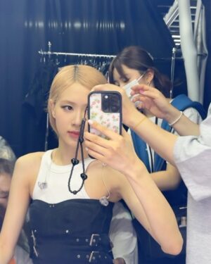 Rosé Instagram - Osaka 🤍 we had so much fun in your city.. how grateful we are for every single one of you..!! どもありがとうございます ♡ (the last one’s just for u blinks hehe)