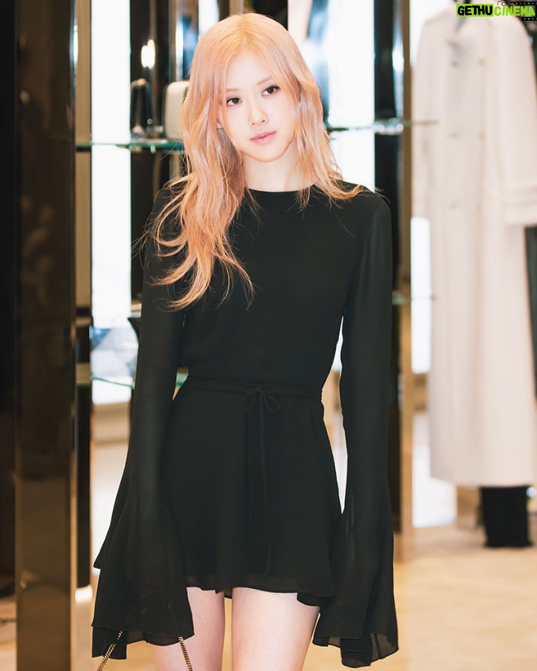 Rosé Instagram - @ysl pop up event at @the_hyundai, Seoul. 많은 관심 부탁드려요🖤 The Hyundai Seoul