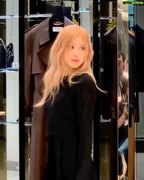 Rosé Instagram - @ysl pop up event at @the_hyundai, Seoul. 많은 관심 부탁드려요🖤 The Hyundai Seoul
