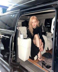 Rosé Instagram - @ysl pop up event at @the_hyundai, Seoul. 많은 관심 부탁드려요🖤 The Hyundai Seoul