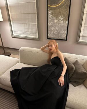 Rosé Instagram - Thank you for having me last night @sulwhasoo.official for this eventful evening to celebrate the exciting new chapter and partnership with @metmuseum 🤎