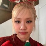 Rosé Instagram - ‘twas a holly jolly christmas after all 🎁