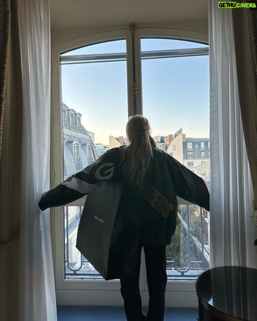 Rosé Instagram - here we are Pariss 🖤