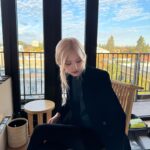 Rosé Instagram - What a week it’s been. I am immensely grateful to have been invited to Apple Park to speak at the APEC spousal event about my experience on mental health, Blackpink to have been invited to the Korean state banquet at the Buckingham Palace, and to receive an honorable MBE alongside my fellow bandmates. It has been a week of many emotions. But grateful is a word that best describes the week. I thank the many blinks out there who genuinely support who we are and what we stand for. I am grateful to have this platform and to be able to share positivity.
