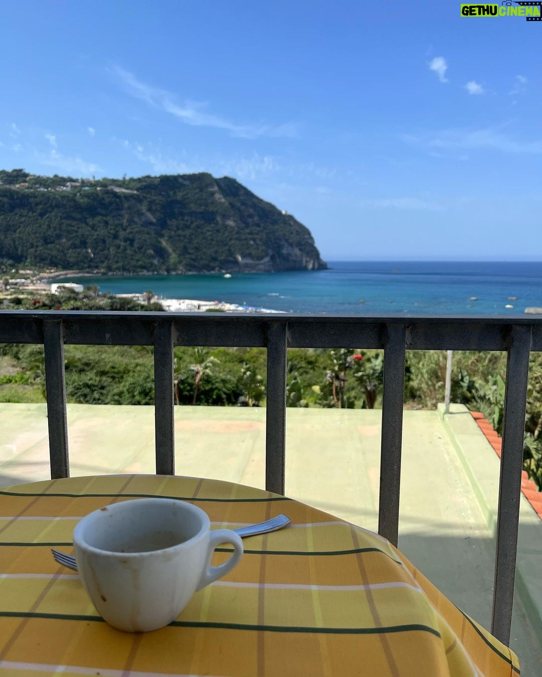 Rosa Diletta Rossi Instagram - Ischia Nostalgia di un tempo che mi piaceva Come le coppette di fragole, col gelato alla crema. Come i fiori che fioriscono un giorno solo. Come il tempo di un caffè.