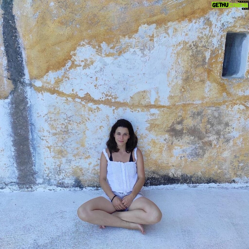 Rosa Diletta Rossi Instagram - Alicudi Capperi e scale Vista mare coi piedi a monte #alicudi #isolata #ammare