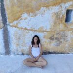 Rosa Diletta Rossi Instagram - Alicudi Capperi e scale Vista mare coi piedi a monte #alicudi #isolata #ammare