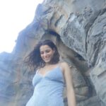Rosa Diletta Rossi Instagram – Alicudi 
Capperi e scale 
Vista mare coi piedi a monte 

#alicudi #isolata #ammare