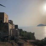 Rosa Diletta Rossi Instagram - Alicudi Capperi e scale Vista mare coi piedi a monte #alicudi #isolata #ammare