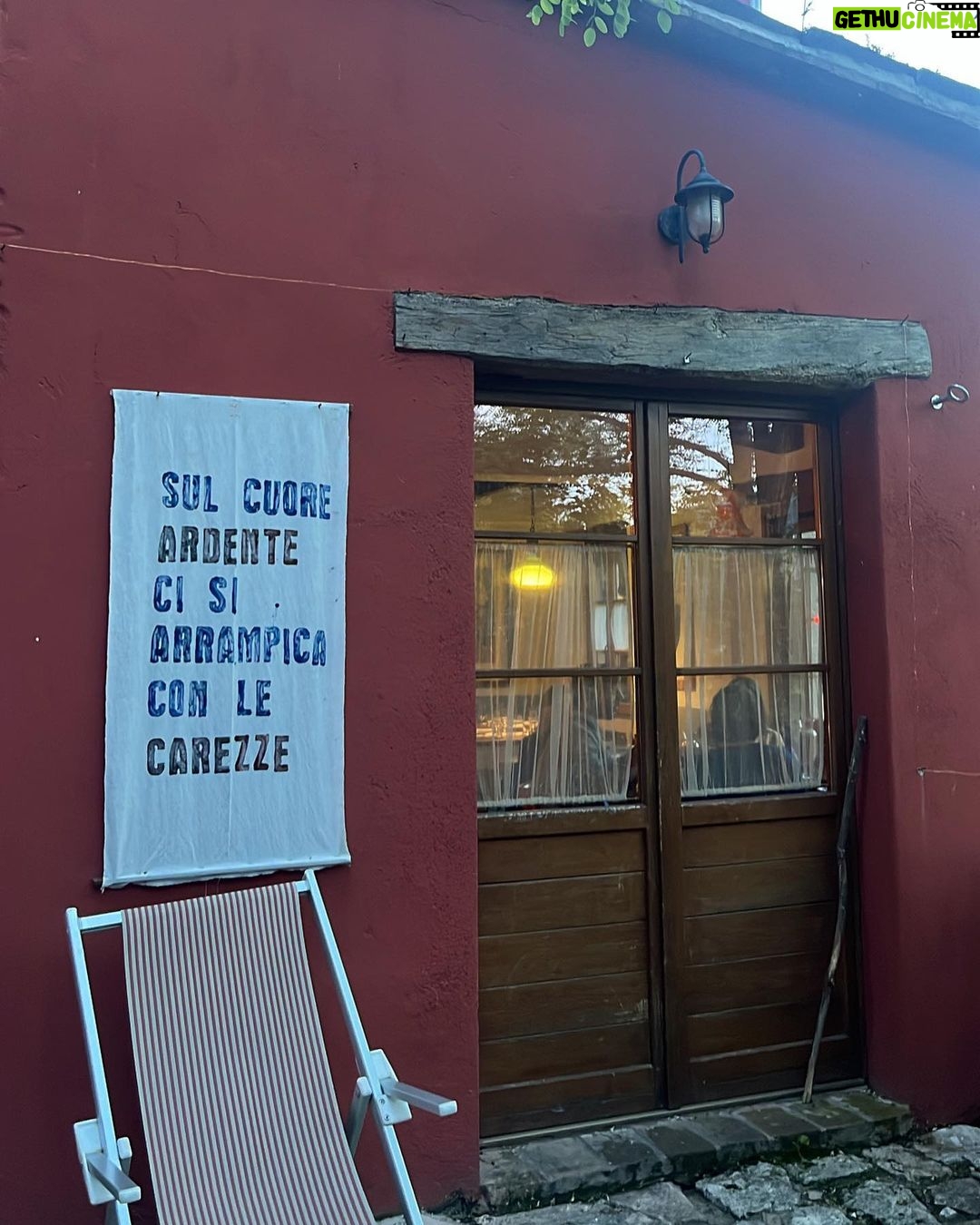 Rosa Diletta Rossi Instagram - Sul cuore ardente ci si arrampica con le carezze ☀️