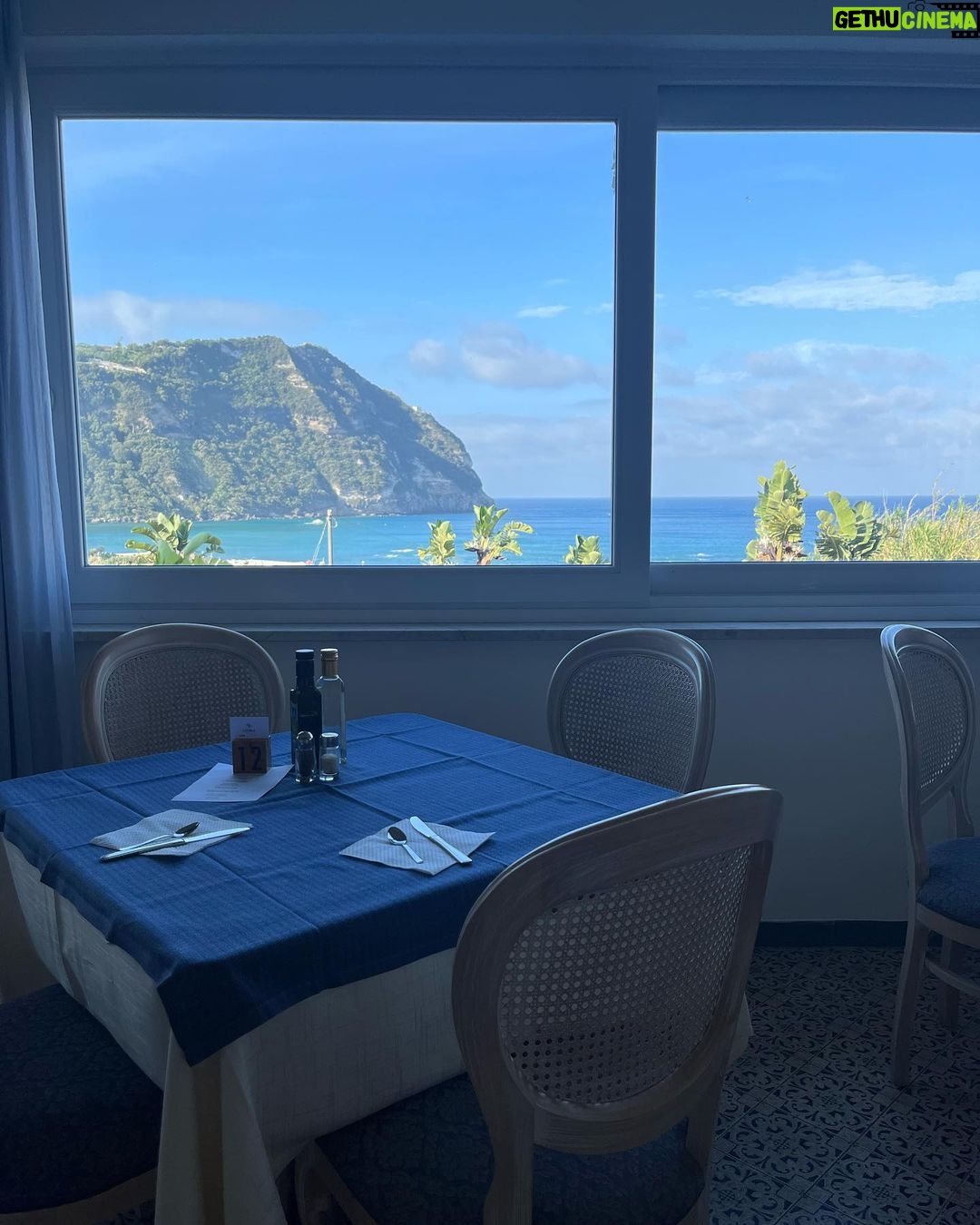 Rosa Diletta Rossi Instagram - Ischia Nostalgia di un tempo che mi piaceva Come le coppette di fragole, col gelato alla crema. Come i fiori che fioriscono un giorno solo. Come il tempo di un caffè.