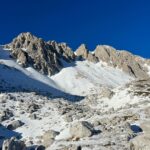 Rosa Diletta Rossi Instagram – 🏔️ 
In montagna non sono nata
Mi faceva paura e desiderio 
Guardavo le vette con lo stupore dei bambini che col dito indicano la punta e dicono “voglio andare lì”.
In montagna non sono cresciuta
Avrei voluto avere ricordi di silenzi e salite 
La mia montagna è arrivata da grande 
Uno scarpone alla volta 
Le vette fanno meno paura 
La salita fa fatica, tanta. 
Bella! Piena di meraviglia 
Ora quando arrivo in vetta punto il dito e dico : 
“Sono qui” 
La mia bambina è salva, ride e si stupisce. 

Auguro a voi tutti di trovare le vostre montagne!