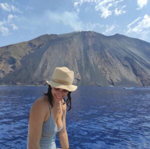 Rosa Diletta Rossi Instagram - Forse l’estate ha finito di vivere.
Si sono fatte rare anche le cicale.
Sentirne ancora una che scricchia è un tuffo nel sangue (…)

È morto solo chi pensa alle cicale.
Se non se n’è avveduto il torto è suo.

NIENTE DI GRAVE 
E. Montale 

#estate #seichiaracomeibacichehoperduto