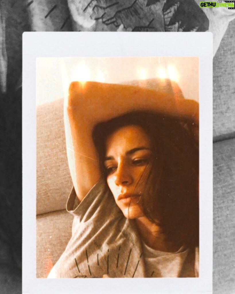 Rosa Diletta Rossi Instagram - Postcard from the sofà 🛋 #relaxingtime #quandociriesco #dreamday #sunday