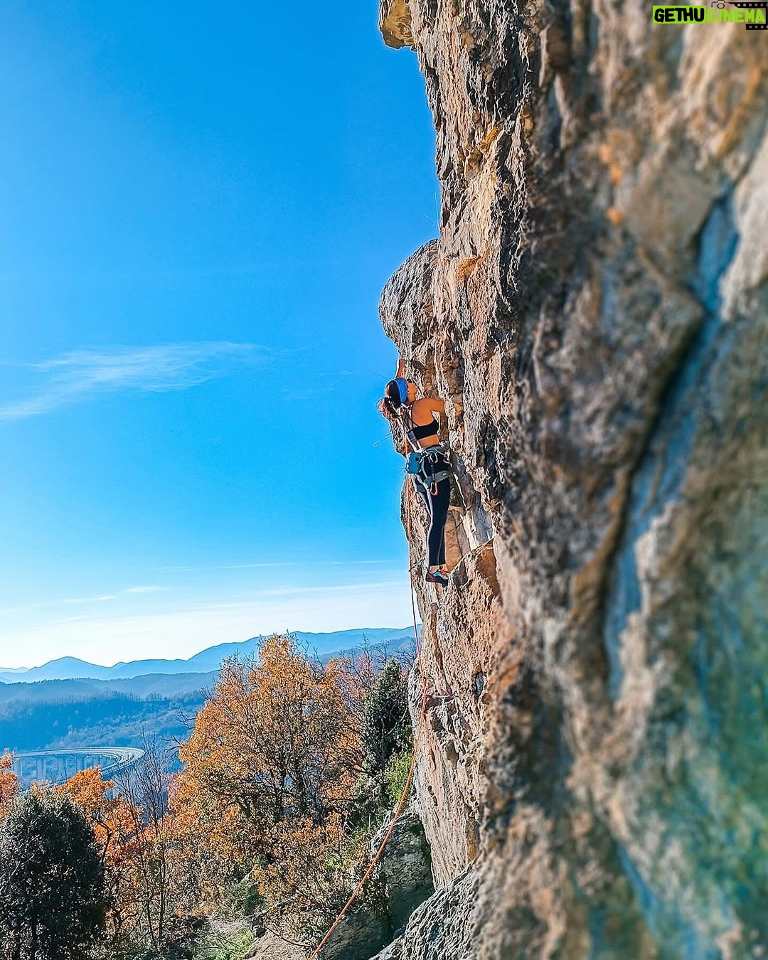 Rosa Diletta Rossi Instagram - 🏔️ In montagna non sono nata Mi faceva paura e desiderio Guardavo le vette con lo stupore dei bambini che col dito indicano la punta e dicono “voglio andare lì”. In montagna non sono cresciuta Avrei voluto avere ricordi di silenzi e salite La mia montagna è arrivata da grande Uno scarpone alla volta Le vette fanno meno paura La salita fa fatica, tanta. Bella! Piena di meraviglia Ora quando arrivo in vetta punto il dito e dico : “Sono qui” La mia bambina è salva, ride e si stupisce. Auguro a voi tutti di trovare le vostre montagne!
