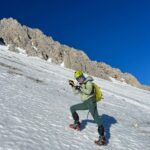 Rosa Diletta Rossi Instagram – 🏔️
In montagna non sono nata
Mi faceva paura e desiderio
Guardavo le vette con lo stupore dei bambini che col dito indicano la punta e dicono “voglio andare lì”.
In montagna non sono cresciuta
Avrei voluto avere ricordi di silenzi e salite
La mia montagna è arrivata da grande
Uno scarpone alla volta
Le vette fanno meno paura
La salita fa fatica, tanta.
Bella! Piena di meraviglia
Ora quando arrivo in vetta punto il dito e dico :
“Sono qui”
La mia bambina è salva, ride e si stupisce.
Auguro a voi tutti di trovare le vostre montagne!