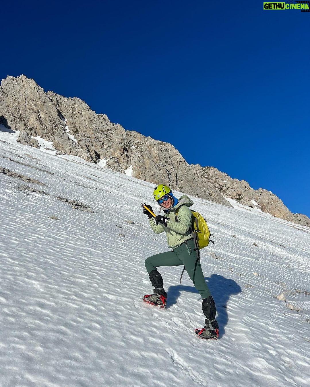 Rosa Diletta Rossi Instagram - 🏔️ In montagna non sono nata Mi faceva paura e desiderio Guardavo le vette con lo stupore dei bambini che col dito indicano la punta e dicono “voglio andare lì”. In montagna non sono cresciuta Avrei voluto avere ricordi di silenzi e salite La mia montagna è arrivata da grande Uno scarpone alla volta Le vette fanno meno paura La salita fa fatica, tanta. Bella! Piena di meraviglia Ora quando arrivo in vetta punto il dito e dico : “Sono qui” La mia bambina è salva, ride e si stupisce. Auguro a voi tutti di trovare le vostre montagne!