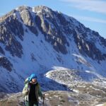 Rosa Diletta Rossi Instagram – 🏔️
In montagna non sono nata
Mi faceva paura e desiderio
Guardavo le vette con lo stupore dei bambini che col dito indicano la punta e dicono “voglio andare lì”.
In montagna non sono cresciuta
Avrei voluto avere ricordi di silenzi e salite
La mia montagna è arrivata da grande
Uno scarpone alla volta
Le vette fanno meno paura
La salita fa fatica, tanta.
Bella! Piena di meraviglia
Ora quando arrivo in vetta punto il dito e dico :
“Sono qui”
La mia bambina è salva, ride e si stupisce.
Auguro a voi tutti di trovare le vostre montagne!