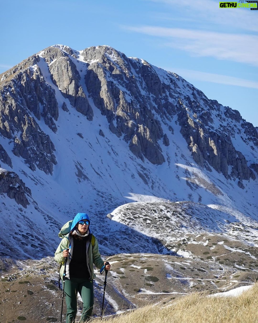 Rosa Diletta Rossi Instagram - 🏔️ In montagna non sono nata Mi faceva paura e desiderio Guardavo le vette con lo stupore dei bambini che col dito indicano la punta e dicono “voglio andare lì”. In montagna non sono cresciuta Avrei voluto avere ricordi di silenzi e salite La mia montagna è arrivata da grande Uno scarpone alla volta Le vette fanno meno paura La salita fa fatica, tanta. Bella! Piena di meraviglia Ora quando arrivo in vetta punto il dito e dico : “Sono qui” La mia bambina è salva, ride e si stupisce. Auguro a voi tutti di trovare le vostre montagne!