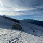 Rosa Diletta Rossi Instagram – 🏔️
In montagna non sono nata
Mi faceva paura e desiderio
Guardavo le vette con lo stupore dei bambini che col dito indicano la punta e dicono “voglio andare lì”.
In montagna non sono cresciuta
Avrei voluto avere ricordi di silenzi e salite
La mia montagna è arrivata da grande
Uno scarpone alla volta
Le vette fanno meno paura
La salita fa fatica, tanta.
Bella! Piena di meraviglia
Ora quando arrivo in vetta punto il dito e dico :
“Sono qui”
La mia bambina è salva, ride e si stupisce.
Auguro a voi tutti di trovare le vostre montagne!
