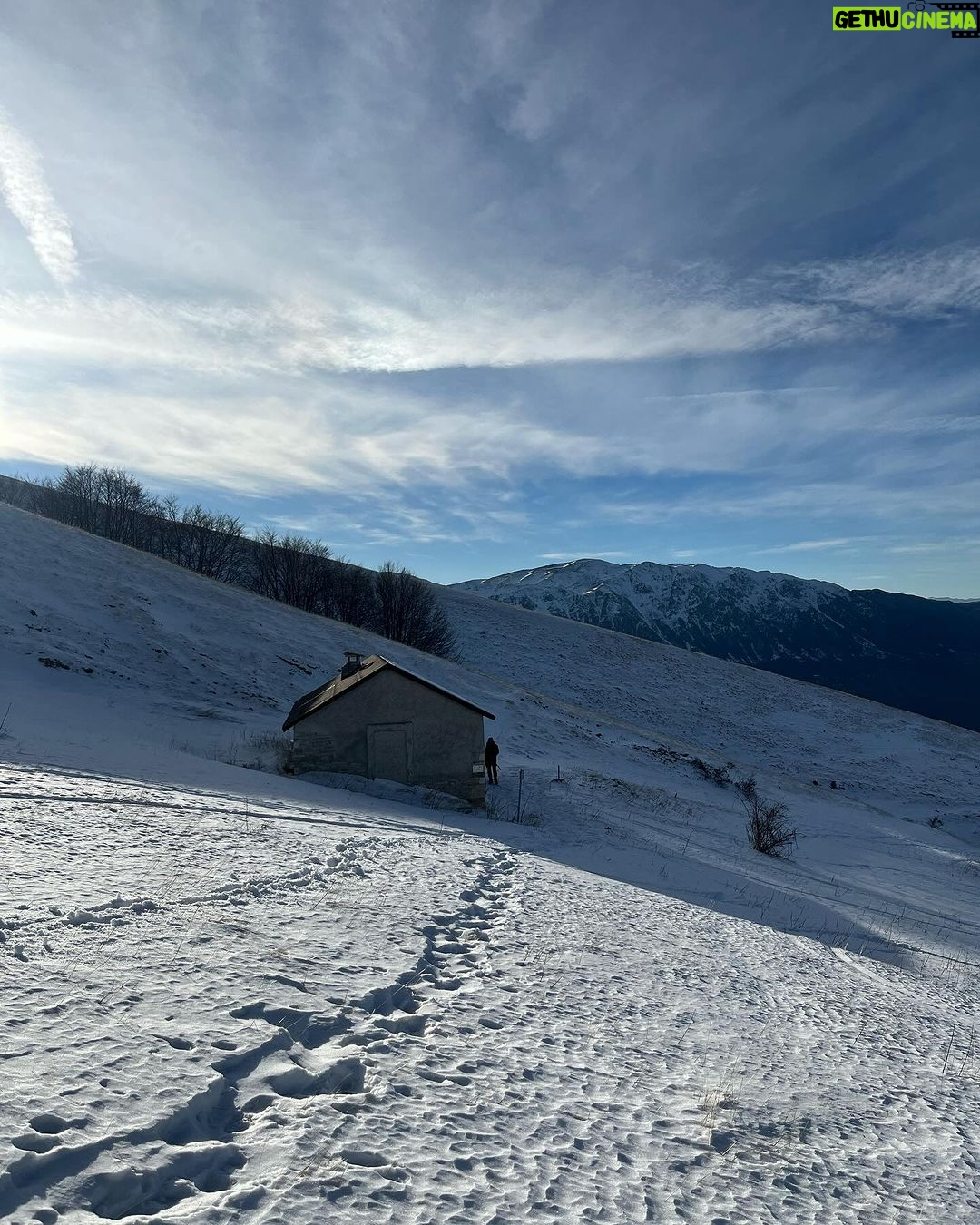 Rosa Diletta Rossi Instagram - 🏔️ In montagna non sono nata Mi faceva paura e desiderio Guardavo le vette con lo stupore dei bambini che col dito indicano la punta e dicono “voglio andare lì”. In montagna non sono cresciuta Avrei voluto avere ricordi di silenzi e salite La mia montagna è arrivata da grande Uno scarpone alla volta Le vette fanno meno paura La salita fa fatica, tanta. Bella! Piena di meraviglia Ora quando arrivo in vetta punto il dito e dico : “Sono qui” La mia bambina è salva, ride e si stupisce. Auguro a voi tutti di trovare le vostre montagne!