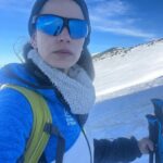 Rosa Diletta Rossi Instagram – 🏔️
In montagna non sono nata
Mi faceva paura e desiderio
Guardavo le vette con lo stupore dei bambini che col dito indicano la punta e dicono “voglio andare lì”.
In montagna non sono cresciuta
Avrei voluto avere ricordi di silenzi e salite
La mia montagna è arrivata da grande
Uno scarpone alla volta
Le vette fanno meno paura
La salita fa fatica, tanta.
Bella! Piena di meraviglia
Ora quando arrivo in vetta punto il dito e dico :
“Sono qui”
La mia bambina è salva, ride e si stupisce.
Auguro a voi tutti di trovare le vostre montagne!