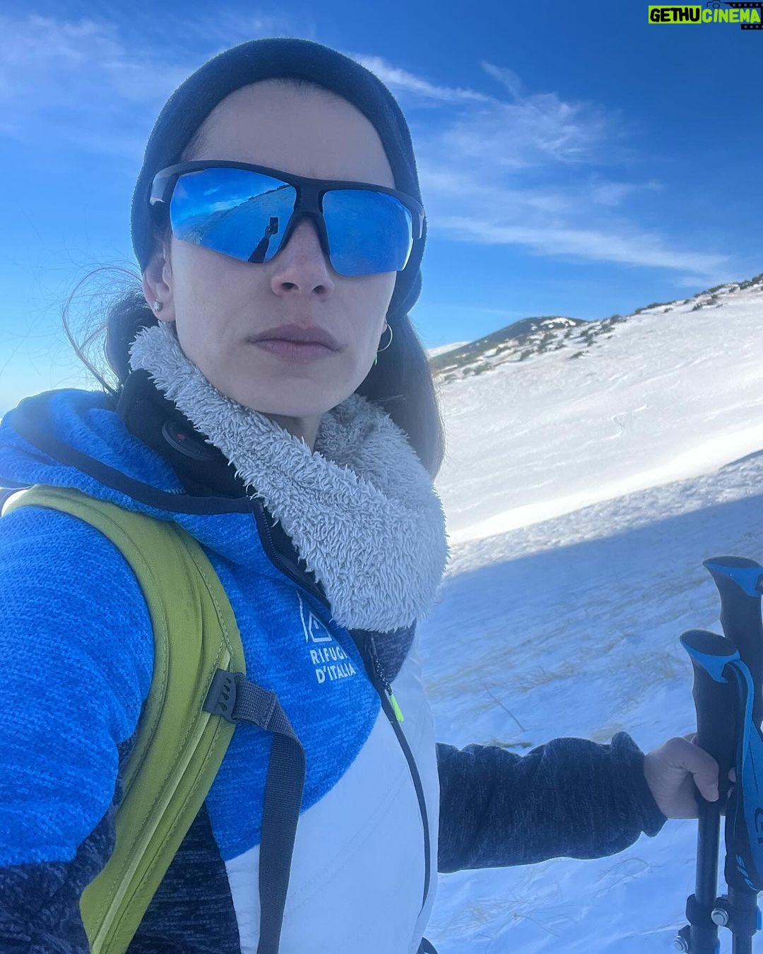Rosa Diletta Rossi Instagram - 🏔️ In montagna non sono nata Mi faceva paura e desiderio Guardavo le vette con lo stupore dei bambini che col dito indicano la punta e dicono “voglio andare lì”. In montagna non sono cresciuta Avrei voluto avere ricordi di silenzi e salite La mia montagna è arrivata da grande Uno scarpone alla volta Le vette fanno meno paura La salita fa fatica, tanta. Bella! Piena di meraviglia Ora quando arrivo in vetta punto il dito e dico : “Sono qui” La mia bambina è salva, ride e si stupisce. Auguro a voi tutti di trovare le vostre montagne!